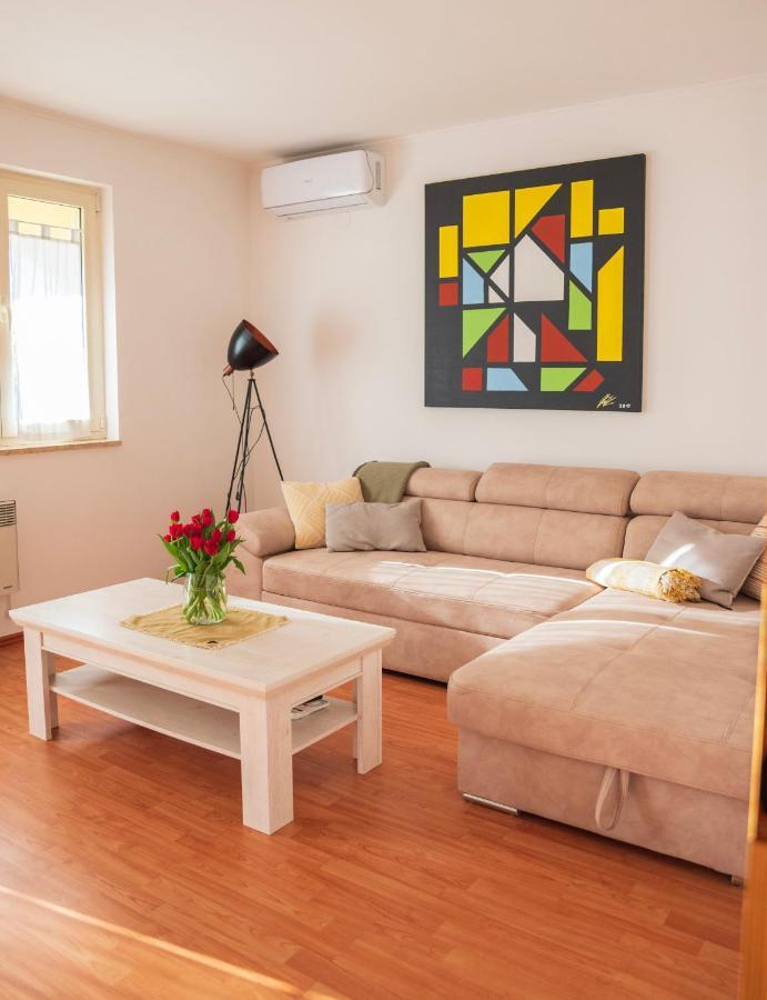 Kaštelir Apartment Laetitia מראה חיצוני תמונה